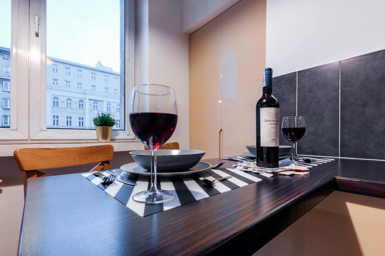 Madelaine By Renters Apartment